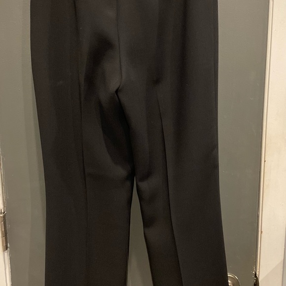 Beautiful AKRIS pants. Side zip. Stretch in fabric.Straight legs. Beautiful.